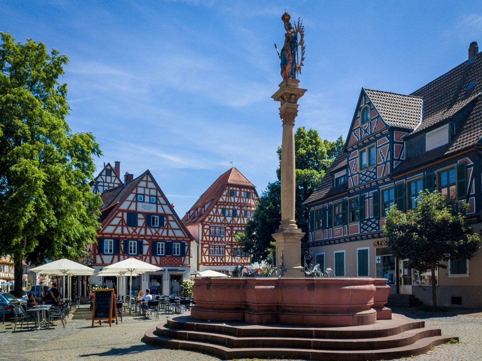 Marktplatz von Ladenburg mit dem Madonnenbrunnen